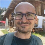 Laureato in Scienze politiche, indirizzo storico-politico